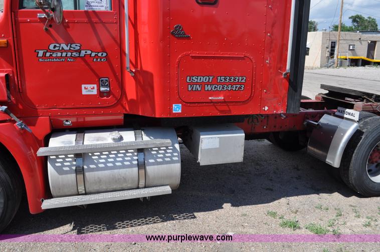 image for item G6059 1998 International 9200 Eagle semi truck