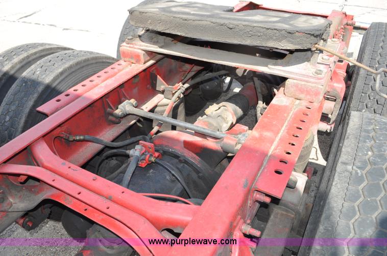 image for item G6059 1998 International 9200 Eagle semi truck