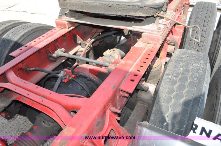 image for item G6059 1998 International 9200 Eagle semi truck