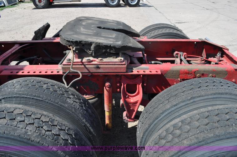 image for item G6059 1998 International 9200 Eagle semi truck