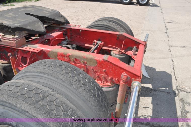 image for item G6059 1998 International 9200 Eagle semi truck