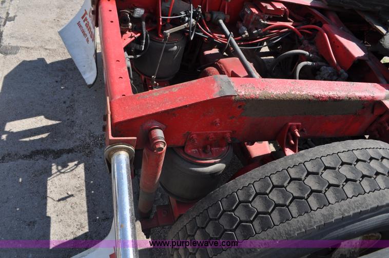 image for item G6059 1998 International 9200 Eagle semi truck