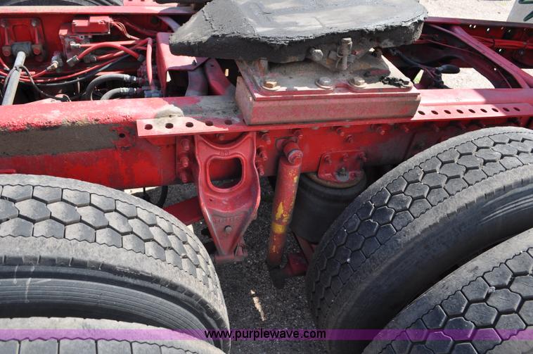 image for item G6059 1998 International 9200 Eagle semi truck