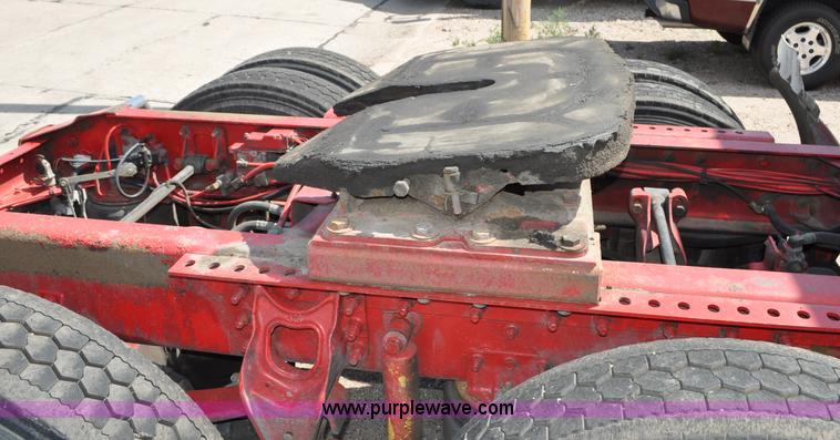 image for item G6059 1998 International 9200 Eagle semi truck