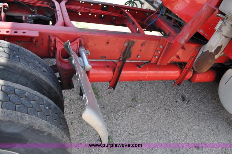 image for item G6059 1998 International 9200 Eagle semi truck