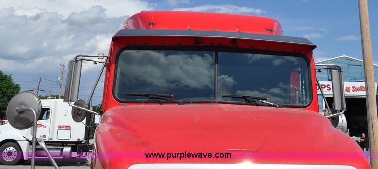 image for item G6059 1998 International 9200 Eagle semi truck