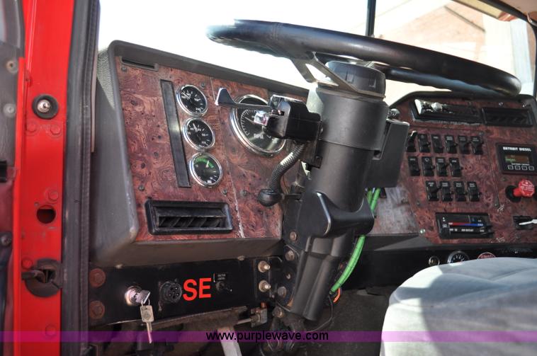 image for item G6060 1999 International 9200 Eagle semi truck