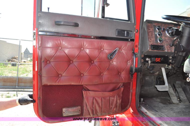 image for item G6060 1999 International 9200 Eagle semi truck