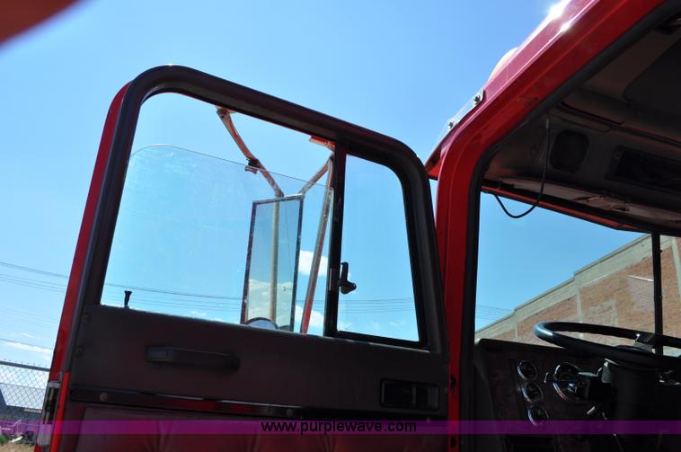 image for item G6060 1999 International 9200 Eagle semi truck