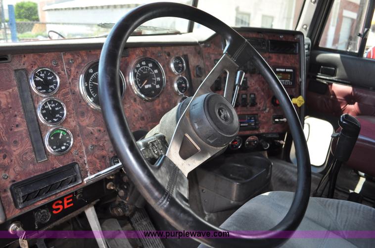 image for item G6060 1999 International 9200 Eagle semi truck