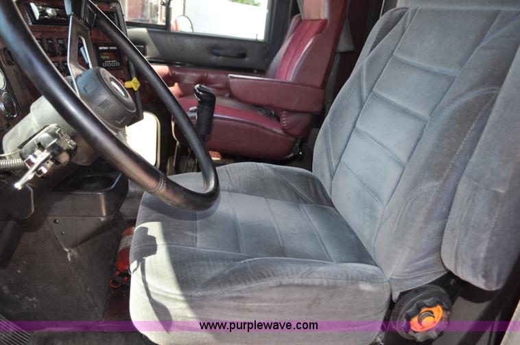 image for item G6060 1999 International 9200 Eagle semi truck