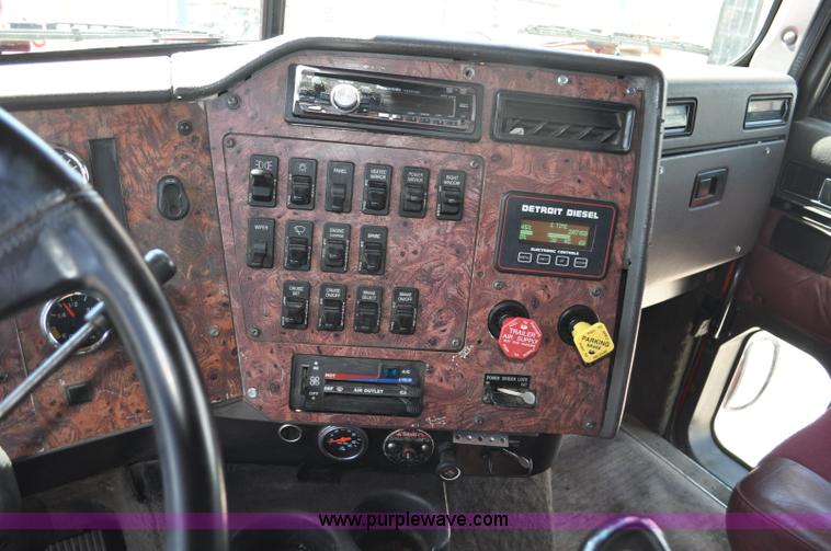 image for item G6060 1999 International 9200 Eagle semi truck