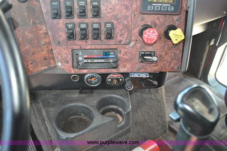 image for item G6060 1999 International 9200 Eagle semi truck