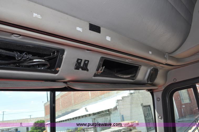 image for item G6060 1999 International 9200 Eagle semi truck