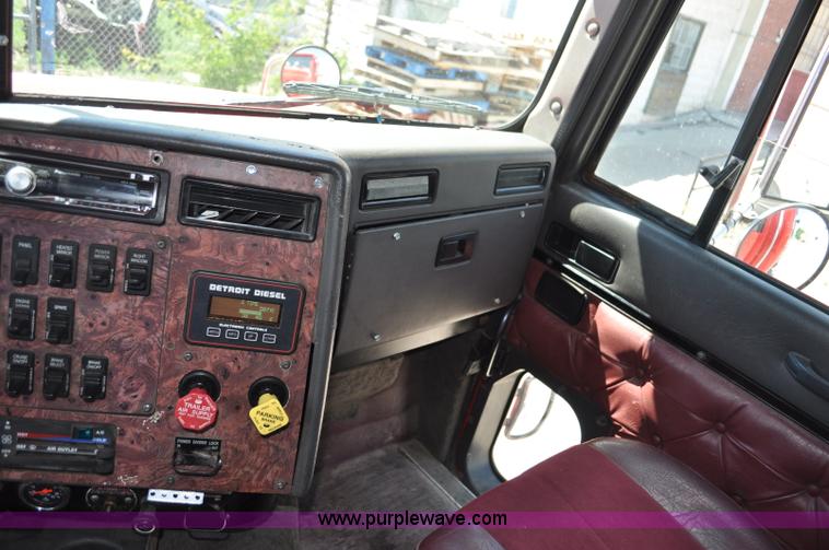 image for item G6060 1999 International 9200 Eagle semi truck