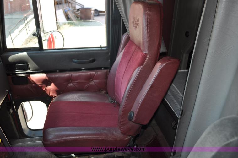 image for item G6060 1999 International 9200 Eagle semi truck