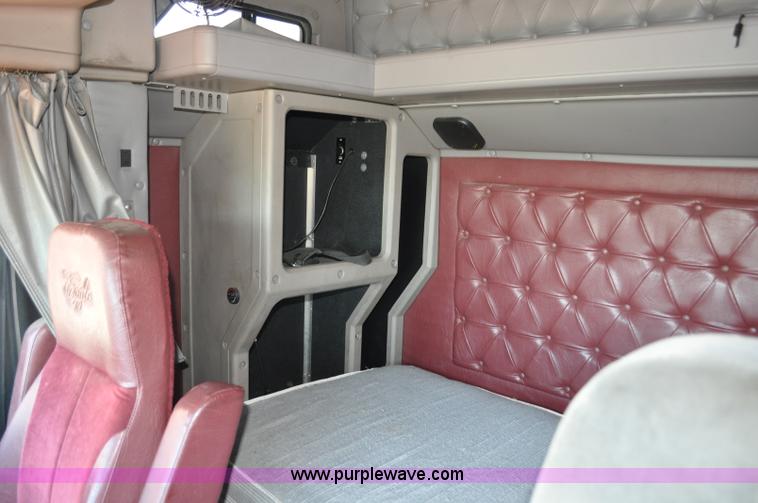 image for item G6060 1999 International 9200 Eagle semi truck