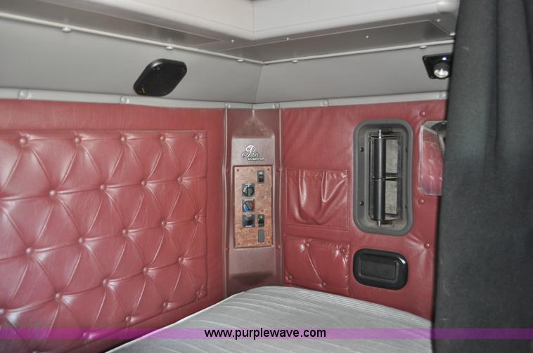 image for item G6060 1999 International 9200 Eagle semi truck