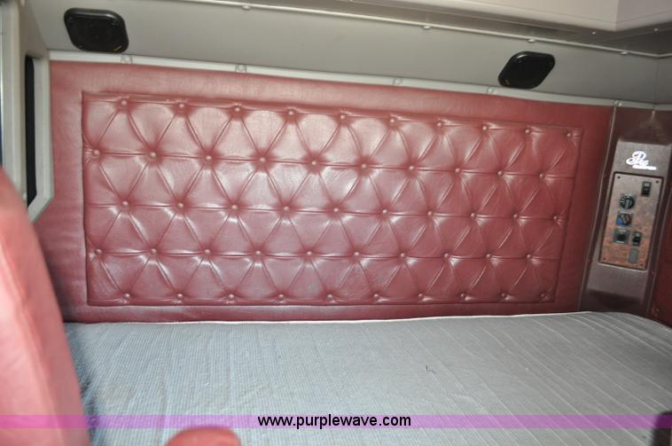 image for item G6060 1999 International 9200 Eagle semi truck