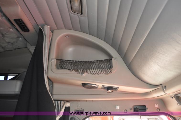 image for item G6060 1999 International 9200 Eagle semi truck