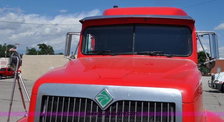 image for item G6060 1999 International 9200 Eagle semi truck