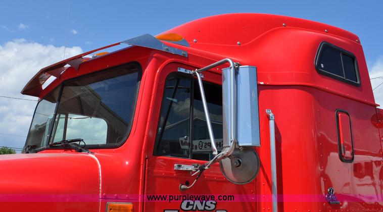 image for item G6060 1999 International 9200 Eagle semi truck