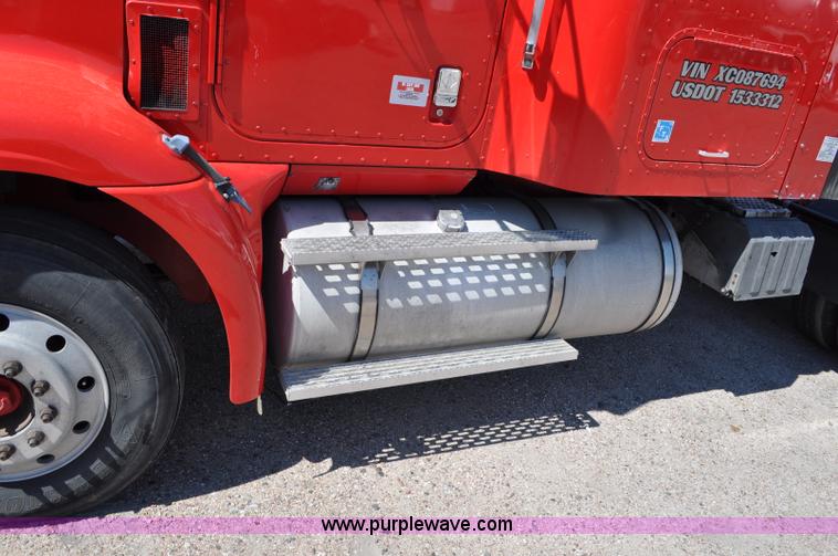 image for item G6060 1999 International 9200 Eagle semi truck