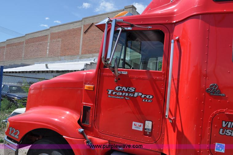 image for item G6060 1999 International 9200 Eagle semi truck