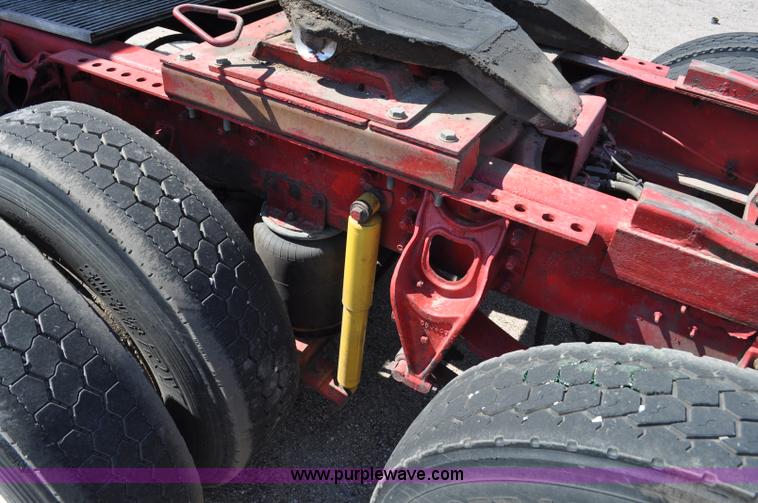 image for item G6060 1999 International 9200 Eagle semi truck