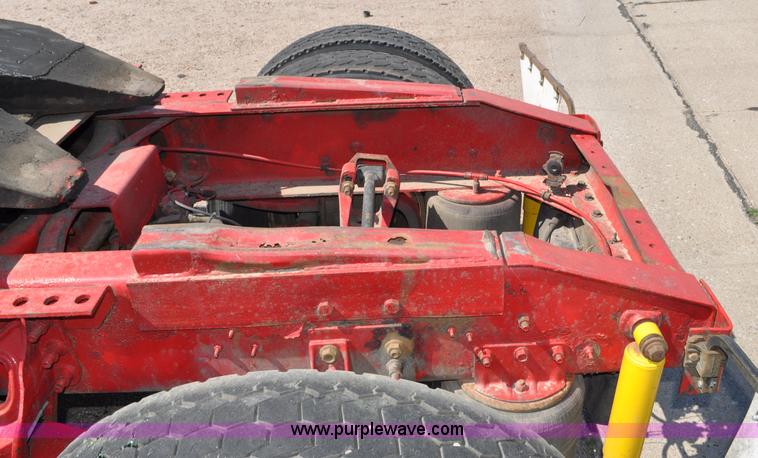 image for item G6060 1999 International 9200 Eagle semi truck