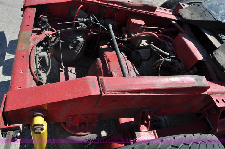 image for item G6060 1999 International 9200 Eagle semi truck