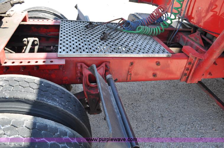 image for item G6060 1999 International 9200 Eagle semi truck