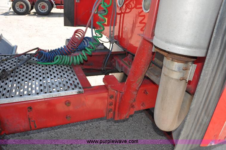 image for item G6060 1999 International 9200 Eagle semi truck