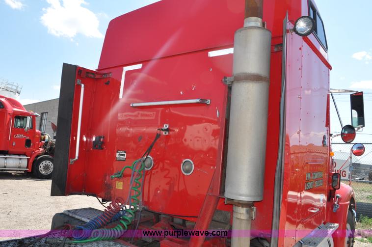 image for item G6060 1999 International 9200 Eagle semi truck