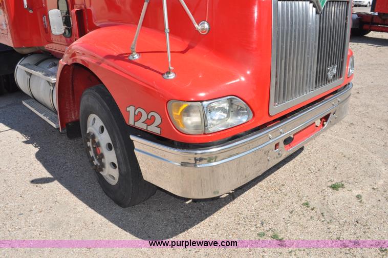image for item G6060 1999 International 9200 Eagle semi truck