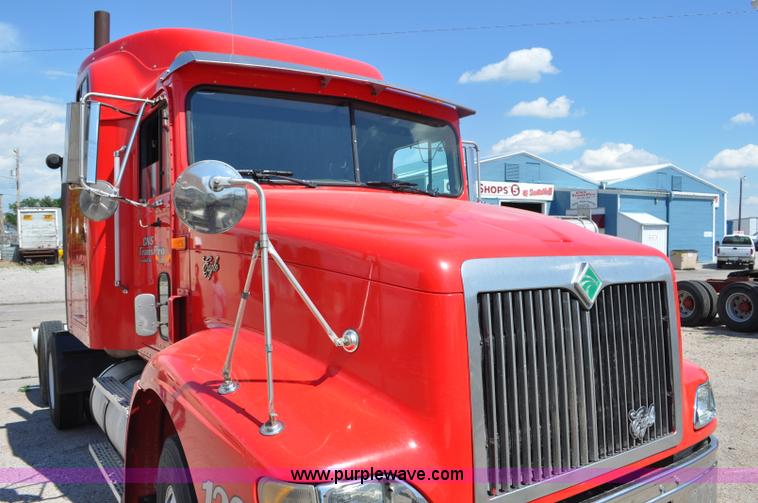 image for item G6060 1999 International 9200 Eagle semi truck