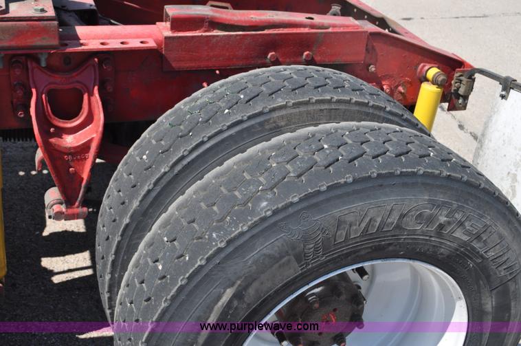 image for item G6060 1999 International 9200 Eagle semi truck