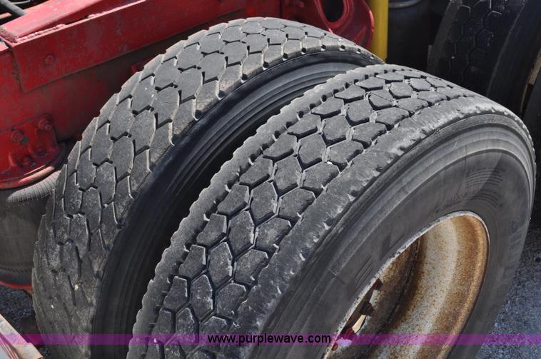 image for item G6060 1999 International 9200 Eagle semi truck