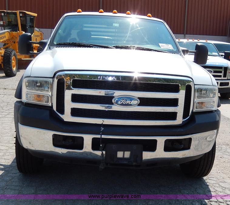 image for item H3032 2007 Ford F450 XLT Super Duty flatbed truck