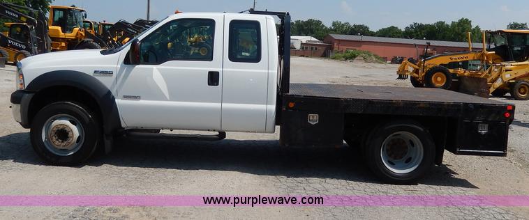 image for item H3032 2007 Ford F450 XLT Super Duty flatbed truck
