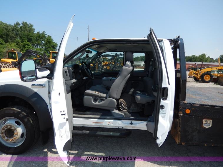 image for item H3032 2007 Ford F450 XLT Super Duty flatbed truck