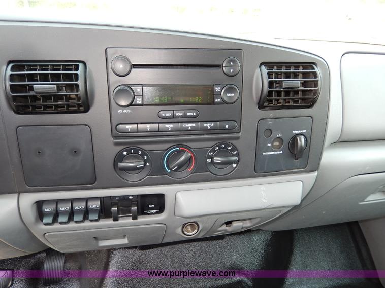 image for item H3032 2007 Ford F450 XLT Super Duty flatbed truck