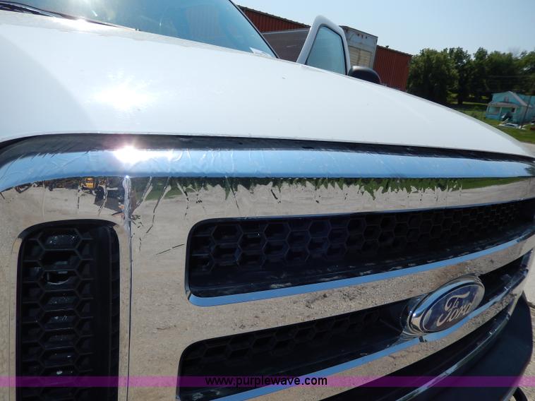 image for item H3032 2007 Ford F450 XLT Super Duty flatbed truck