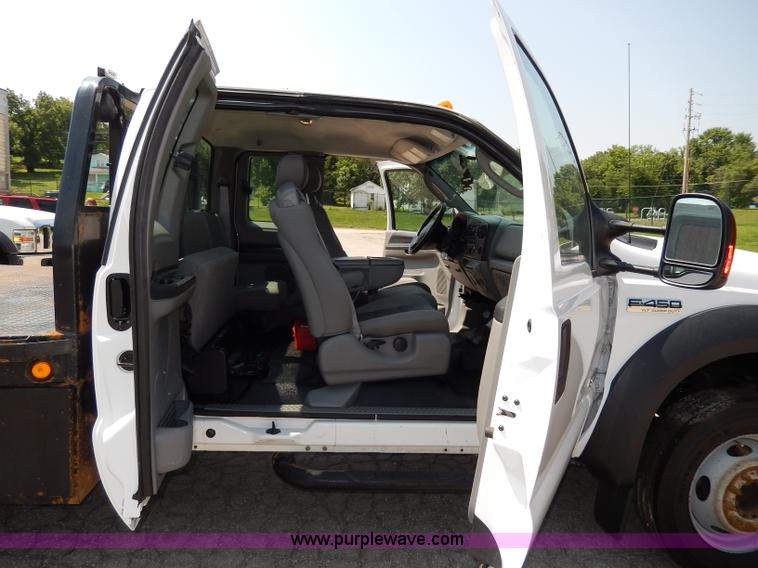 image for item H3032 2007 Ford F450 XLT Super Duty flatbed truck