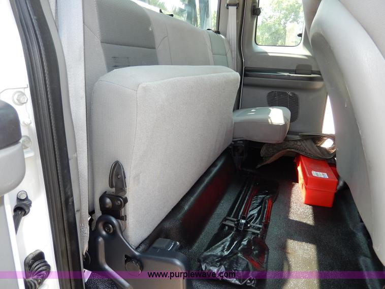 image for item H3032 2007 Ford F450 XLT Super Duty flatbed truck