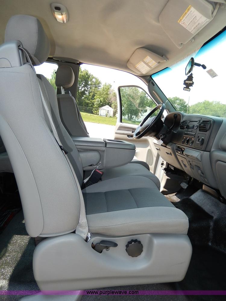 image for item H3032 2007 Ford F450 XLT Super Duty flatbed truck