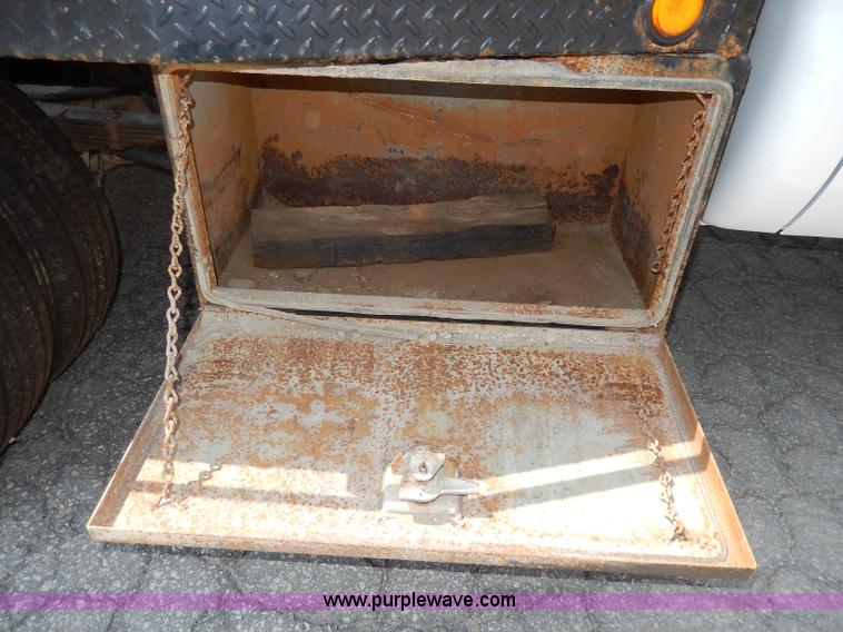 image for item H3032 2007 Ford F450 XLT Super Duty flatbed truck