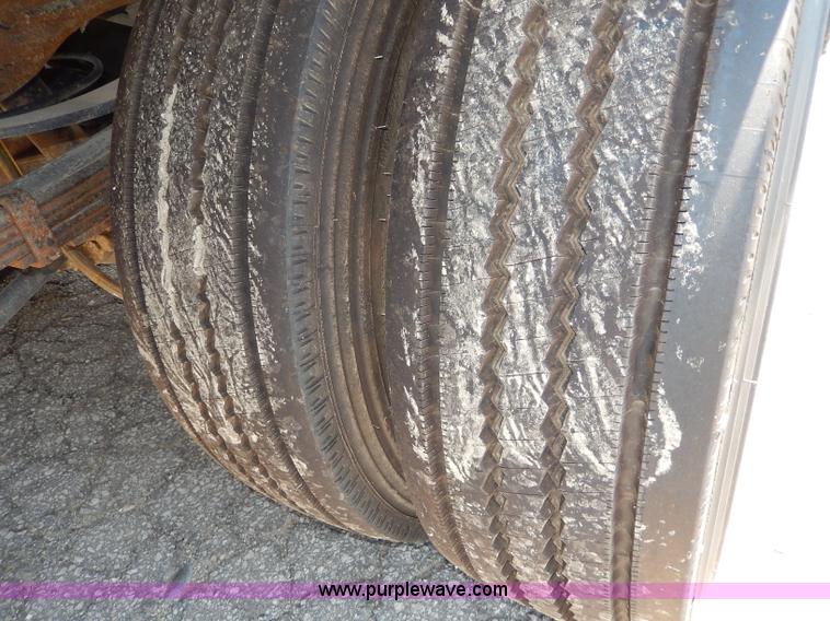 image for item H3032 2007 Ford F450 XLT Super Duty flatbed truck