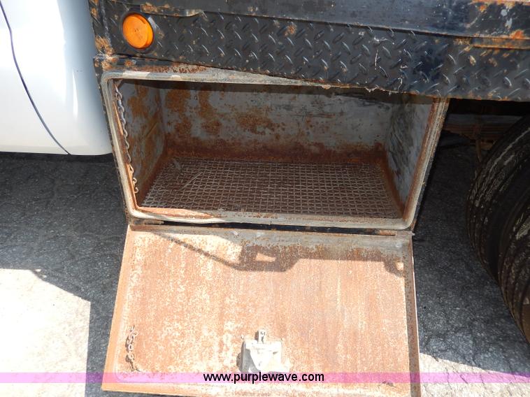 image for item H3032 2007 Ford F450 XLT Super Duty flatbed truck