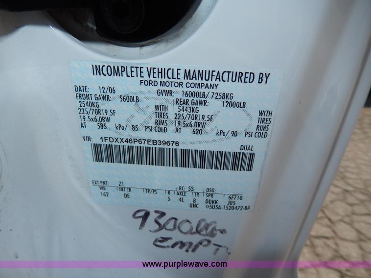 image for item H3032 2007 Ford F450 XLT Super Duty flatbed truck